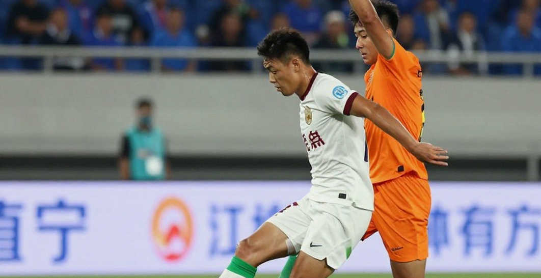 Thép Cần Thơ và cú chạm khẽ vào giấc mơ: Khi sân cỏ Nagoya dạy tôi cách đọc một trận thắng nhỏ